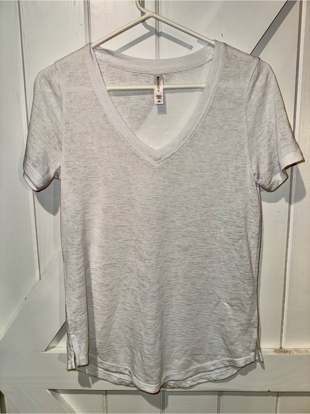 Athleta White V-Neck Tee Shirt Women’s XS Lightweight Athleisure Top